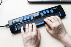 A imagem mostra mãos utilizando equipamento chamado de linha Braille.