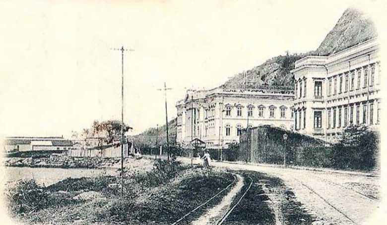 Imagem em preto e branco retratando o Imperial Instituto dos Meninos Cégos. A paisagem remonta à época em que foi fundado, 1854.