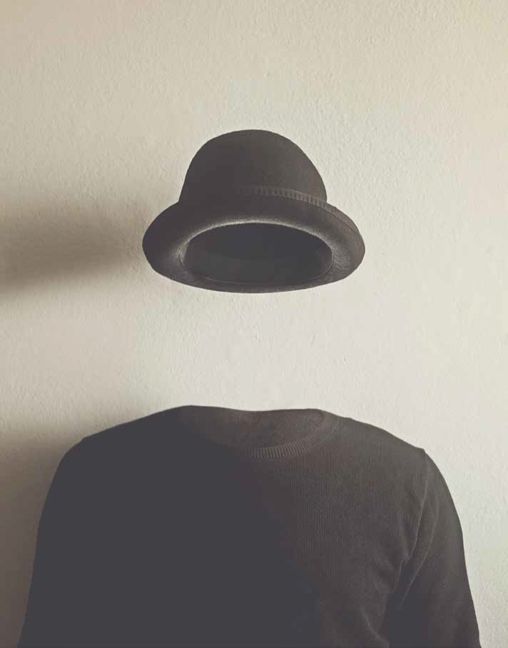 A imagem mostra uma roupa e um chapéu pairando no ar, como se uma pessoa invisível os estivesse vestindo.