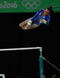 A imagem mostra o atleta radical Aaron Fotheringham saltando no ar durante uma apresentação com sua cadeira de rodas.